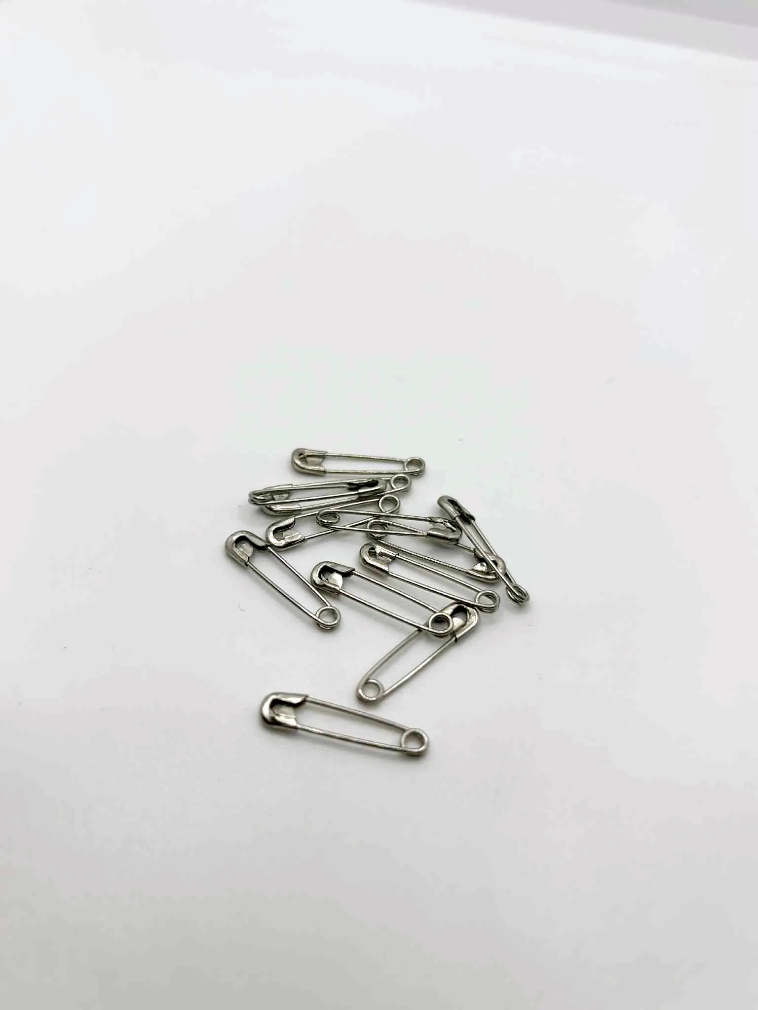 mažas sidabro žiogelis 2 cm metalinis