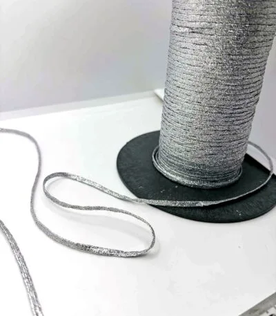 Siaura blizganti juostelė 4 mm – sidabro – daireda.lt