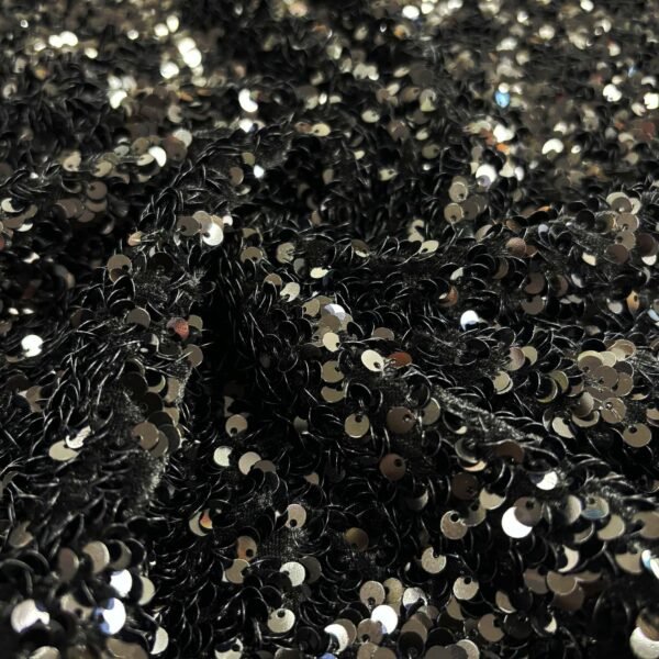 Audinys su žvyneliais ant veliūrinio pagrindo