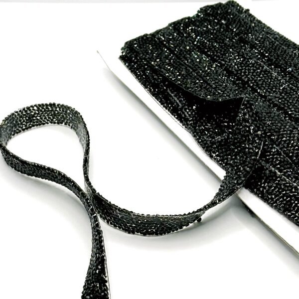 Priklijuojama juoda blizgi juostelė