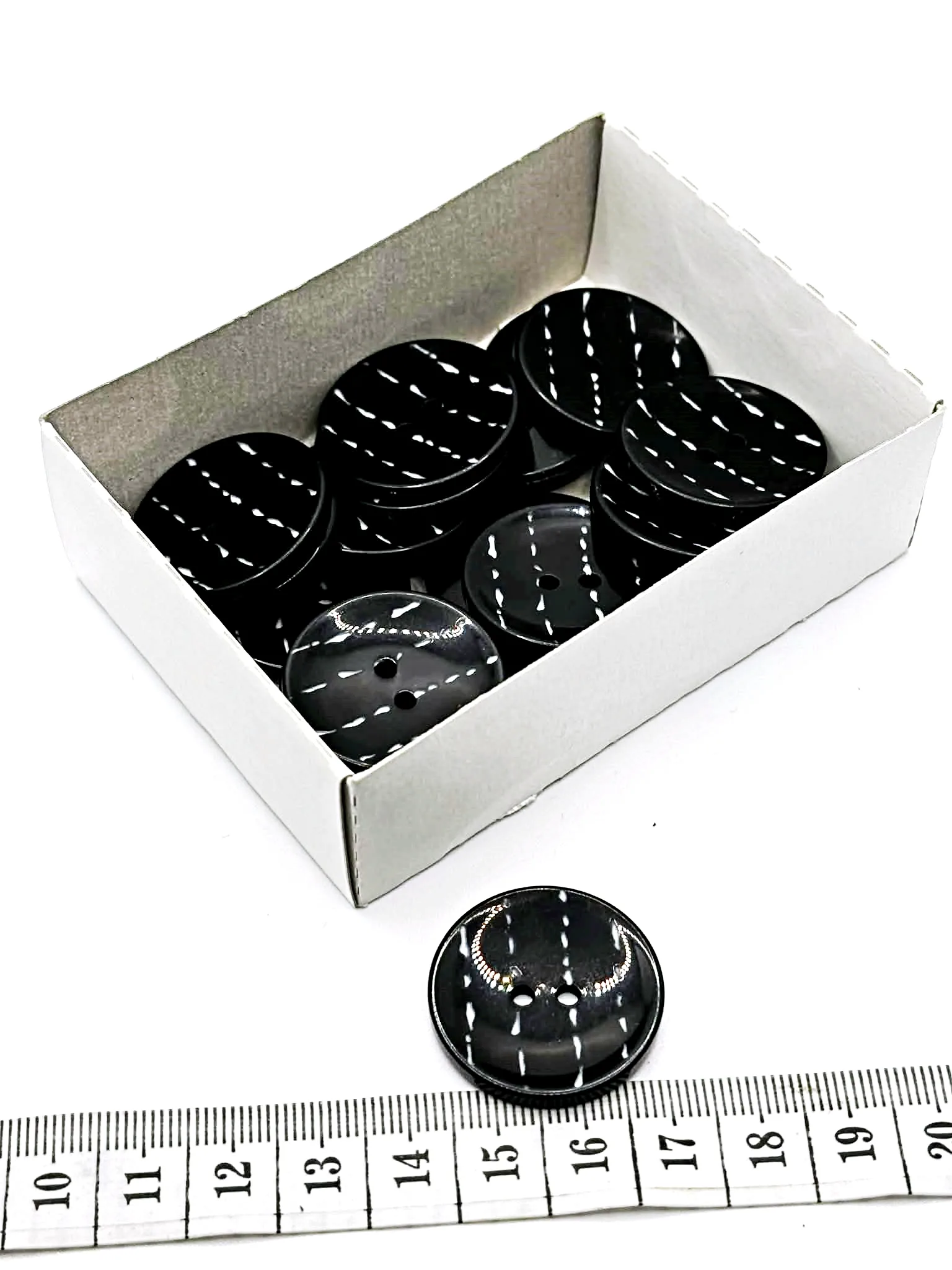 Plastikinė saga – juoda balta blizgi, 2,5 cm – daireda.lt