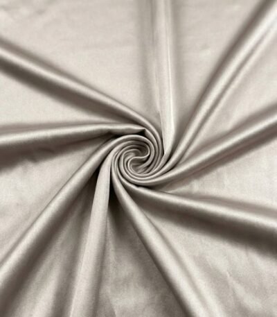 Atlasinis audinys su švelniu blizgesiu ir lygiu paviršiumi