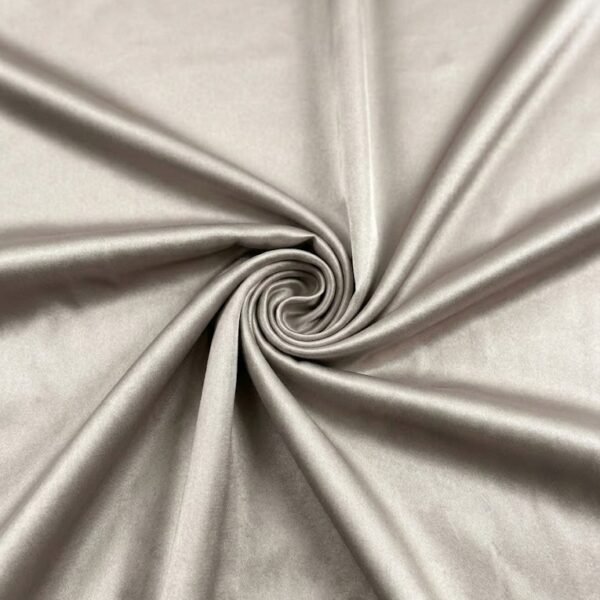 Atlasinis audinys su švelniu blizgesiu ir lygiu paviršiumi