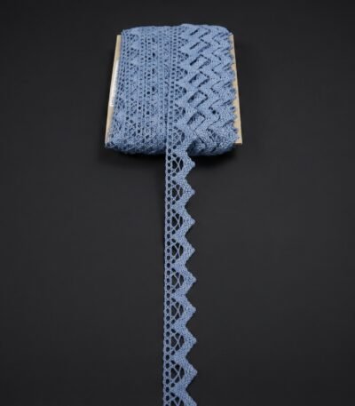 Ažūrinė nėrinių juostelė 3 cm pločio su ryškiu krašteliu