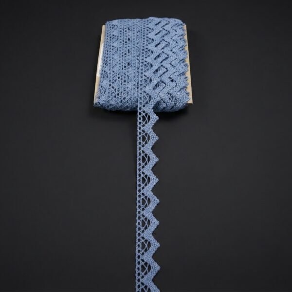 Ažūrinė nėrinių juostelė 3 cm pločio su ryškiu krašteliu