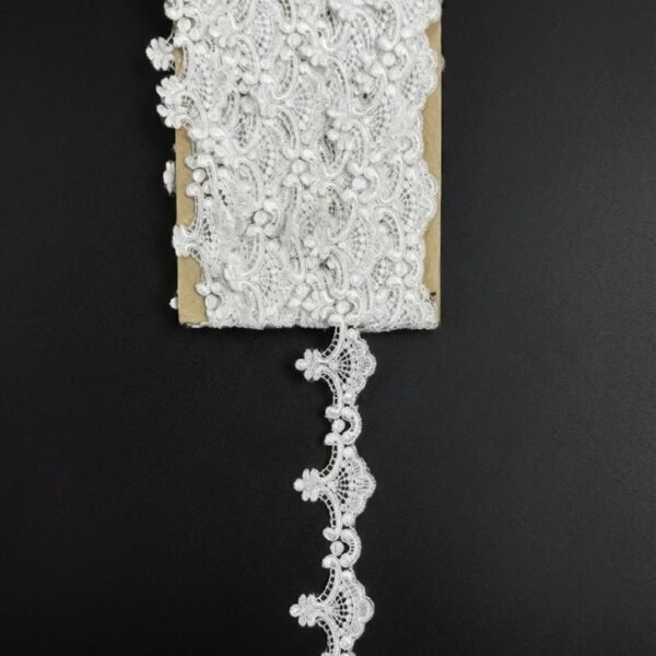 Balta dekoratyvinė nėrinių juosta su ornamentiniu raštu