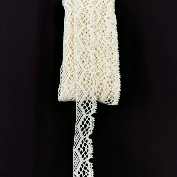 Balta nėrinių juostelė 4 cm smulkaus ažūrinio pynimo