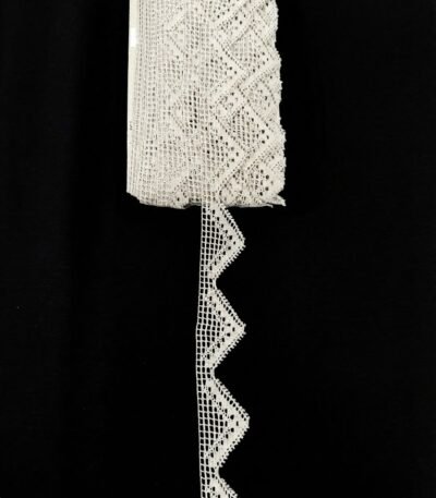 Balta nėrinių juostelė 4 cm su geometriniu krašteliu