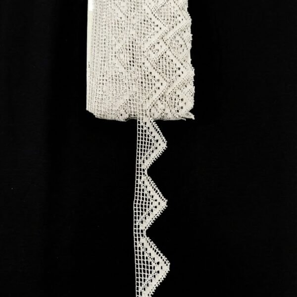 Balta nėrinių juostelė 4 cm su geometriniu krašteliu