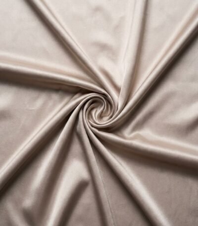 Blizgus atlasas audinys kakavinės spalvos – detalė