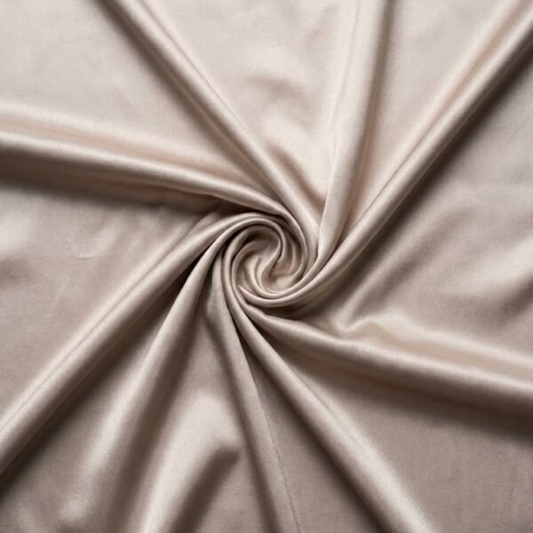 Blizgus atlasas audinys kakavinės spalvos – detalė