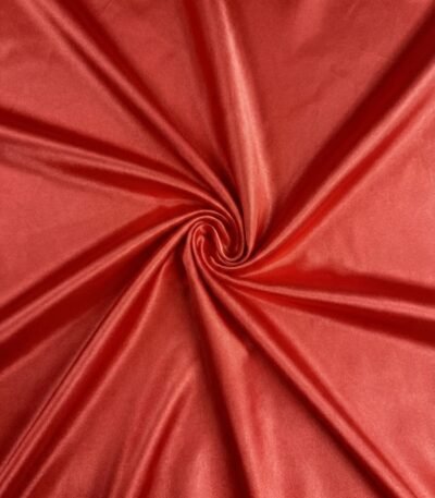 Blizgus atlasas audinys koralinės spalvos