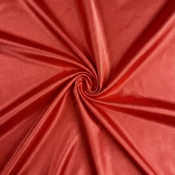 Blizgus atlasas audinys koralinės spalvos