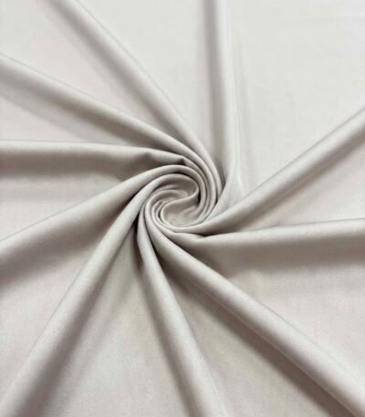 Blizgus atlasas audinys perlinės spalvos – paviršiaus detalė