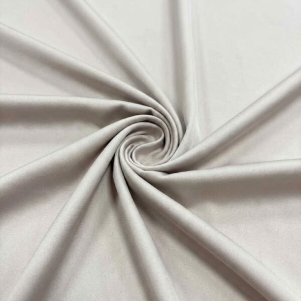 Blizgus atlasas audinys perlinės spalvos – paviršiaus detalė