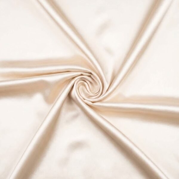 Blizgus atlasas audinys smėlio spalvos – paviršiaus detalė