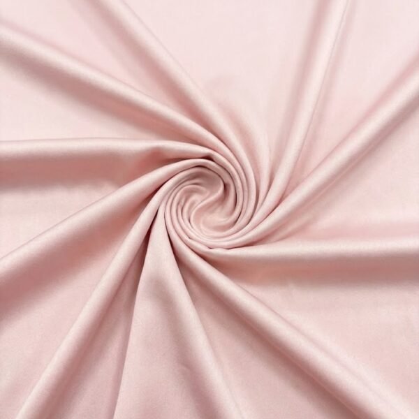 Blizgus atlasas audinys šviesios rožinės spalvos – paviršiaus detalė