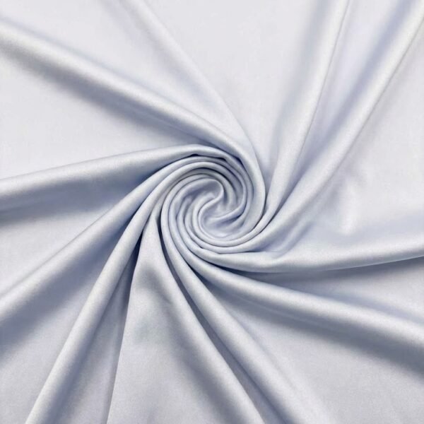 Blizgus atlasas audinys žydros spalvos – paviršiaus detalė