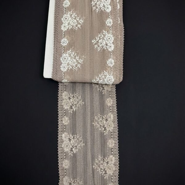 Elastinga nėrinių juosta 15 cm su siuvinėtomis gėlėmis