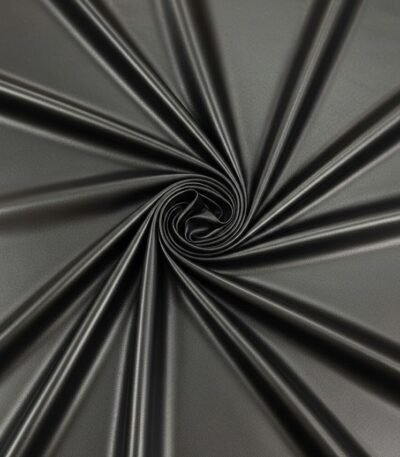 Juoda blizgi dirbtinė oda su lygiu paviršiumi