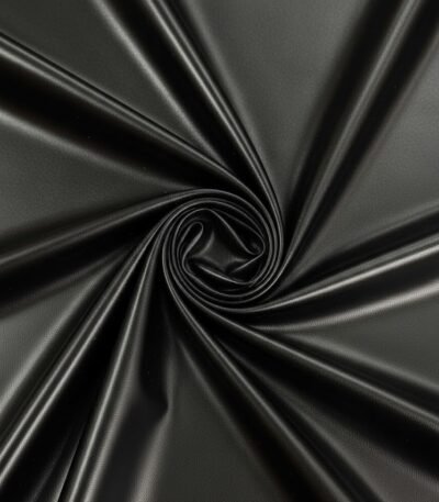 Juoda lakuota dirbtinė oda su lygiu paviršiumi