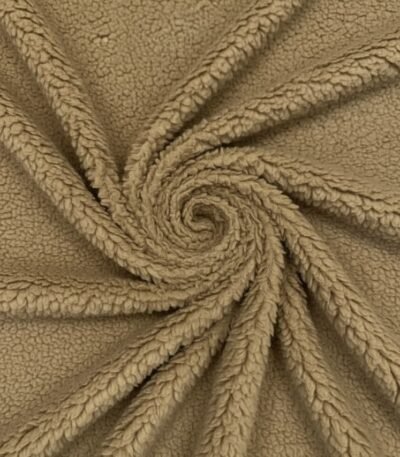 Karamelės spalvos dirbtinis kailis su garbanota tekstūra