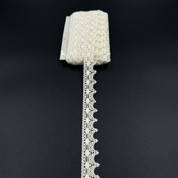 Klasikinė ažūrinė nėrinių juostelė 4 cm pločio