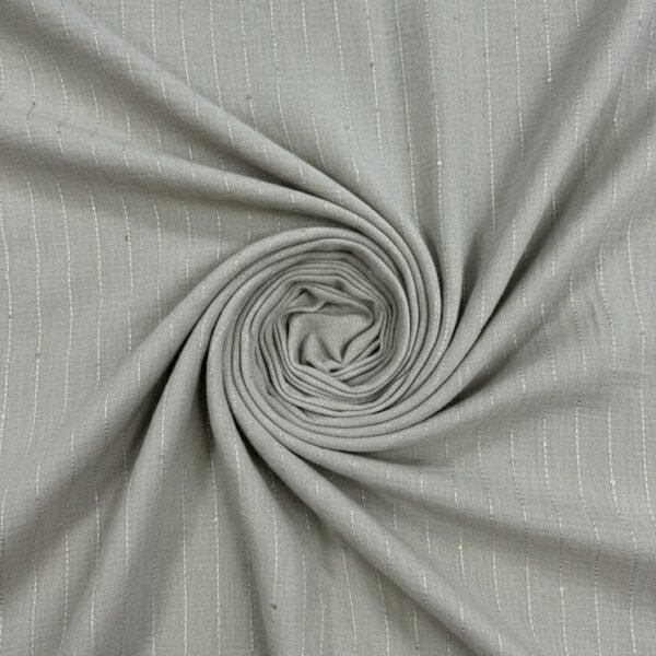 Lininis audinys su vertikaliais siuvinėtais dryželiais