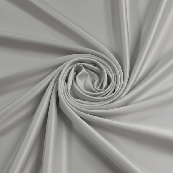 Lygus atlasas šviesiai pilkos spalvos su subtiliu blizgesiu