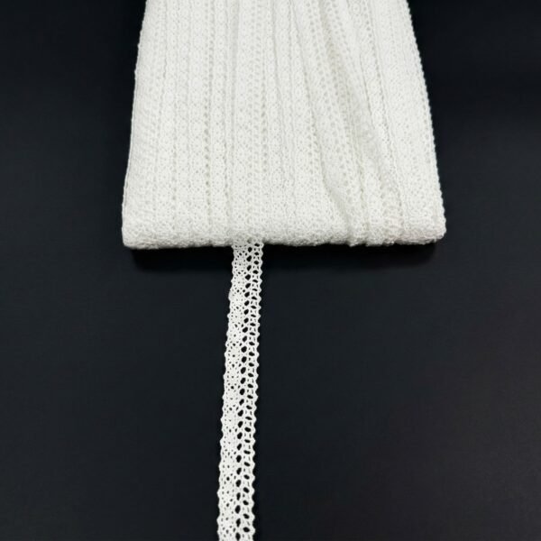 Megztas dekoratyvinis nėrinukas juostelėje 28 mm baltas