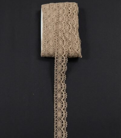 Natūralios spalvos ažūrinė nėrinių juostelė 4,5 cm pločio