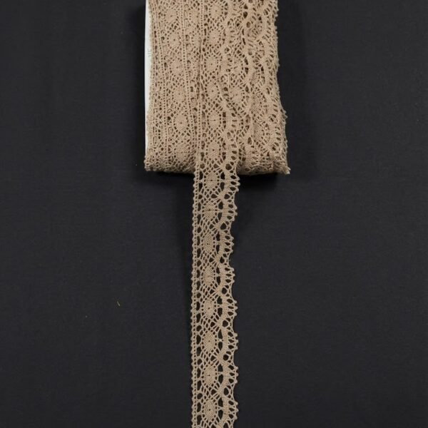 Natūralios spalvos ažūrinė nėrinių juostelė 4,5 cm pločio