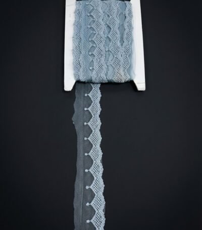 Neelastinga nėrinių juosta su geometriniu raštu