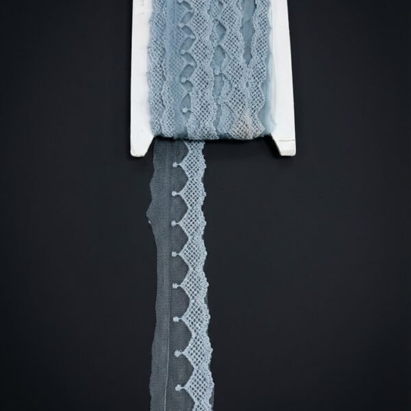 Neelastinga nėrinių juosta su geometriniu raštu