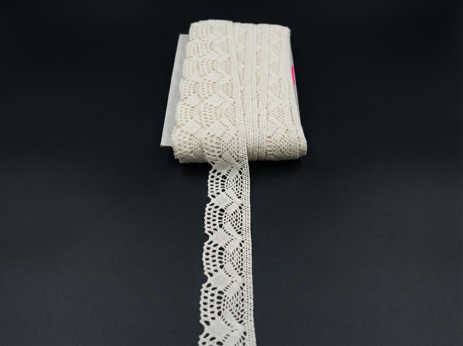 Nėrinių juostelė 4 cm balta ažūrinė medvilnė Nėrinių juostelė 4 cm balta ažūrinė medvilnė