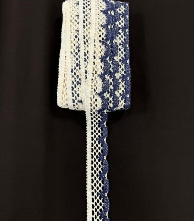 Nėrinių juostelė 4,5 cm balta su mėlynu kontrastiniu raštu