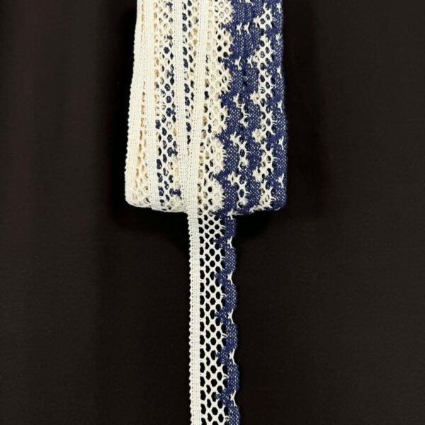 Nėrinių juostelė 4,5 cm balta su mėlynu kontrastiniu raštu