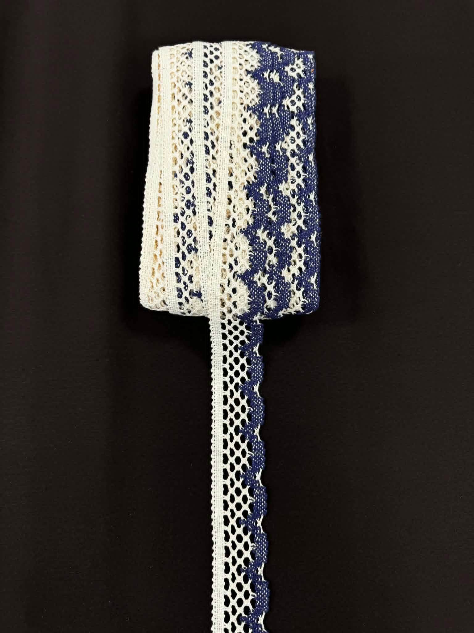 Nėrinių juostelė 4,5 cm balta su mėlynu kontrastiniu raštu Nėrinių juostelė 4,5 cm balta su mėlynu kontrastiniu raštu