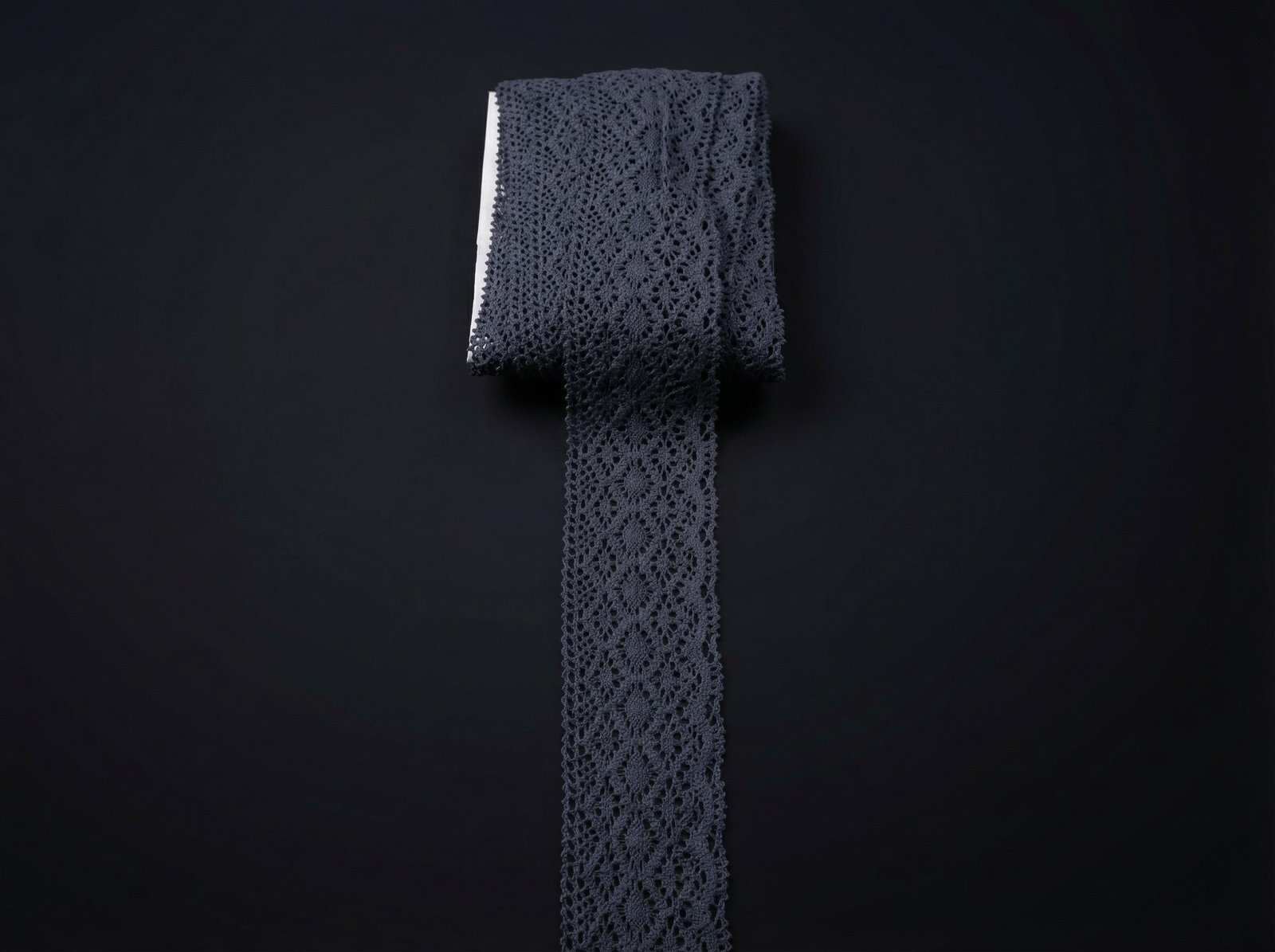 Nėrinių juostelė 8,5 cm pločio tamsios spalvos Nėrinių juostelė 8,5 cm pločio tamsios spalvos