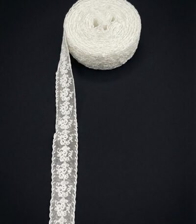 Nėriniuota juostelė drabužių apdailai 40 mm balta