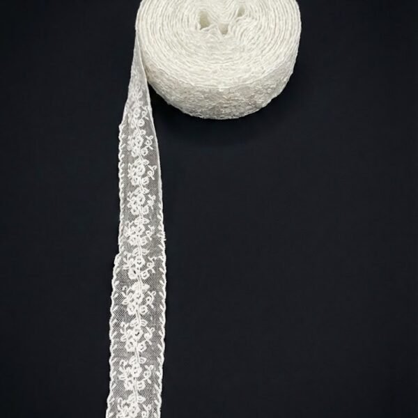 Nėriniuota juostelė drabužių apdailai 40 mm balta