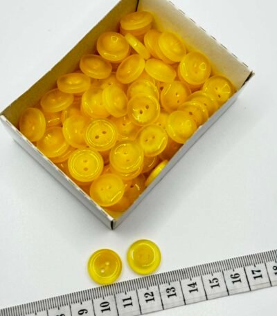 Plastikinė saga 15 mm su dviem skylutėmis geltona pusiau skaidri