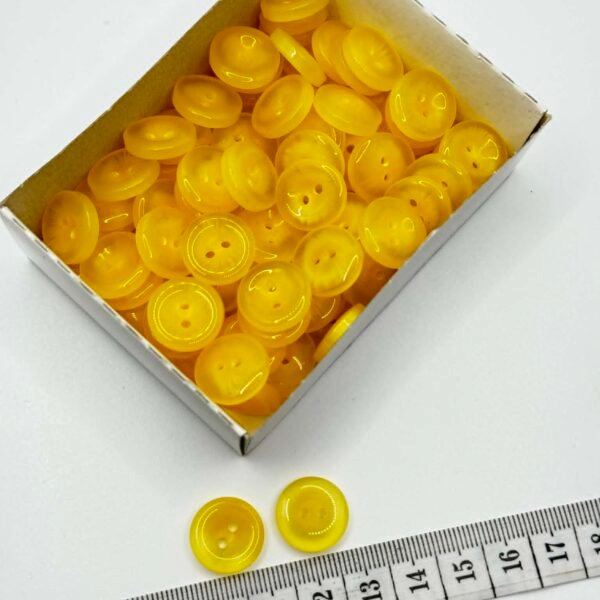 Plastikinė saga 15 mm su dviem skylutėmis geltona pusiau skaidri