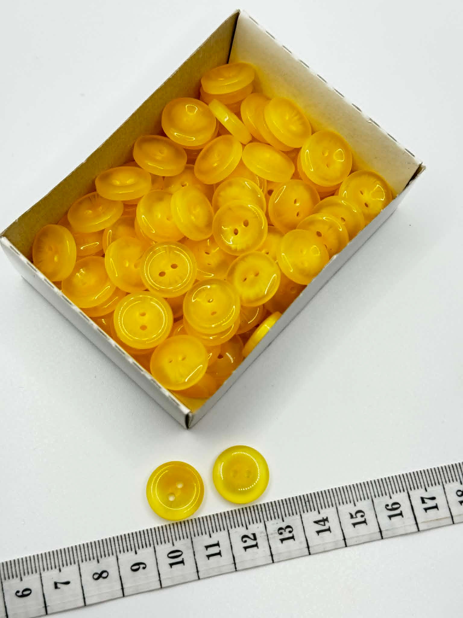 Plastikinė saga 15 mm su dviem skylutėmis geltona pusiau skaidri Plastikinė saga 15 mm su dviem skylutėmis geltona pusiau skaidri