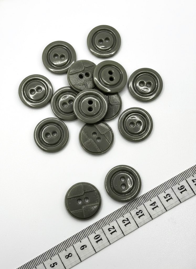 Plastikinė saga 26 mm chaki spalvos su dviem skylėmis Plastikinė saga 26 mm chaki spalvos su dviem skylėmis