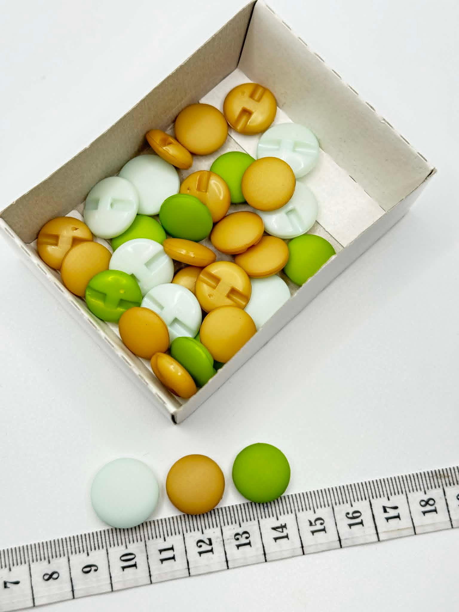 Plastikinės sagos su paslėptu koteliu skirtingų spalvų Plastikinės sagos su paslėptu koteliu skirtingų spalvų