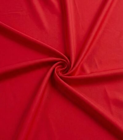 Raudonas atlasinis audinys su švelniu blizgesiu ir lygiu paviršiumi
