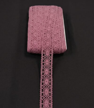 Rožinė ažūrinė nėrinių juostelė 4 cm pločio iš medvilnės