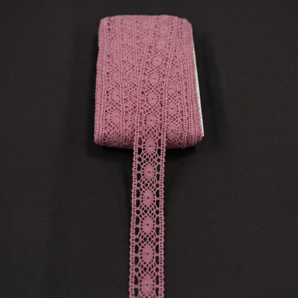 Rožinė ažūrinė nėrinių juostelė 4 cm pločio iš medvilnės