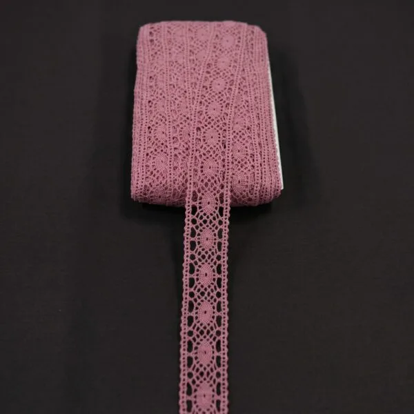 Rožinė ažūrinė nėrinių juostelė 4 cm pločio iš medvilnės